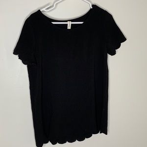 LIGHTLY WORN SCALLOPED CLASSY TEE